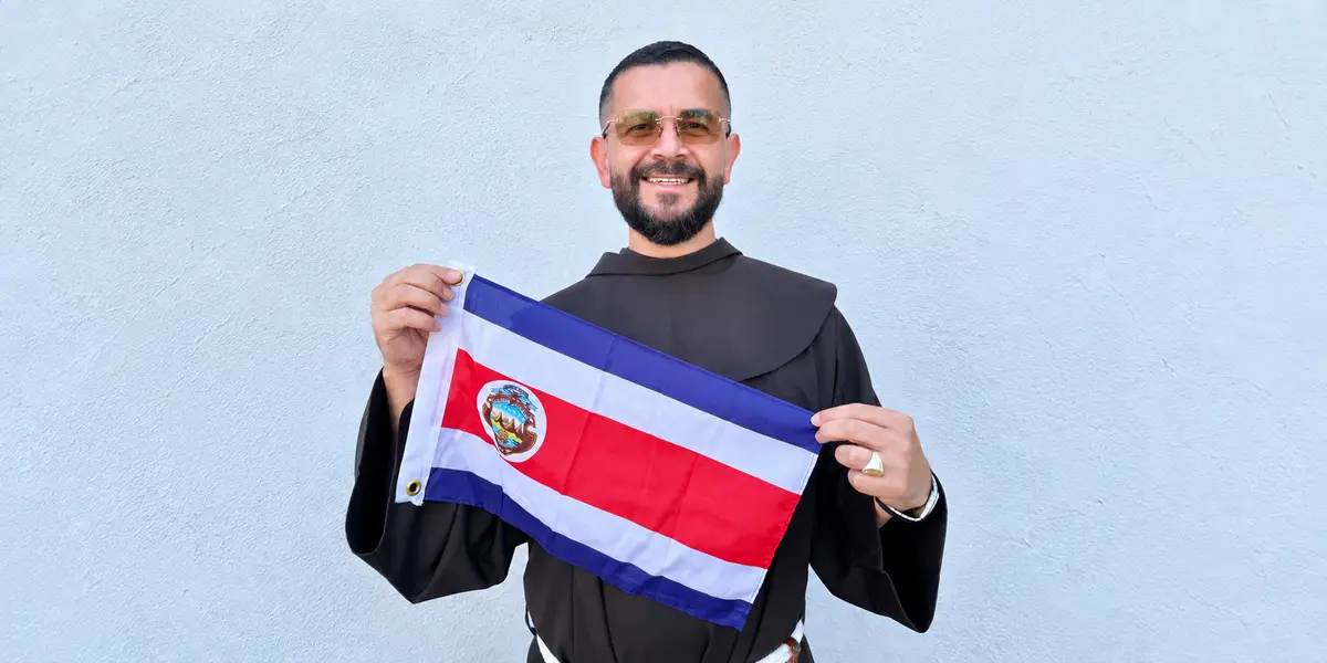 Fr. Lalo shares the flag of Costa Rica